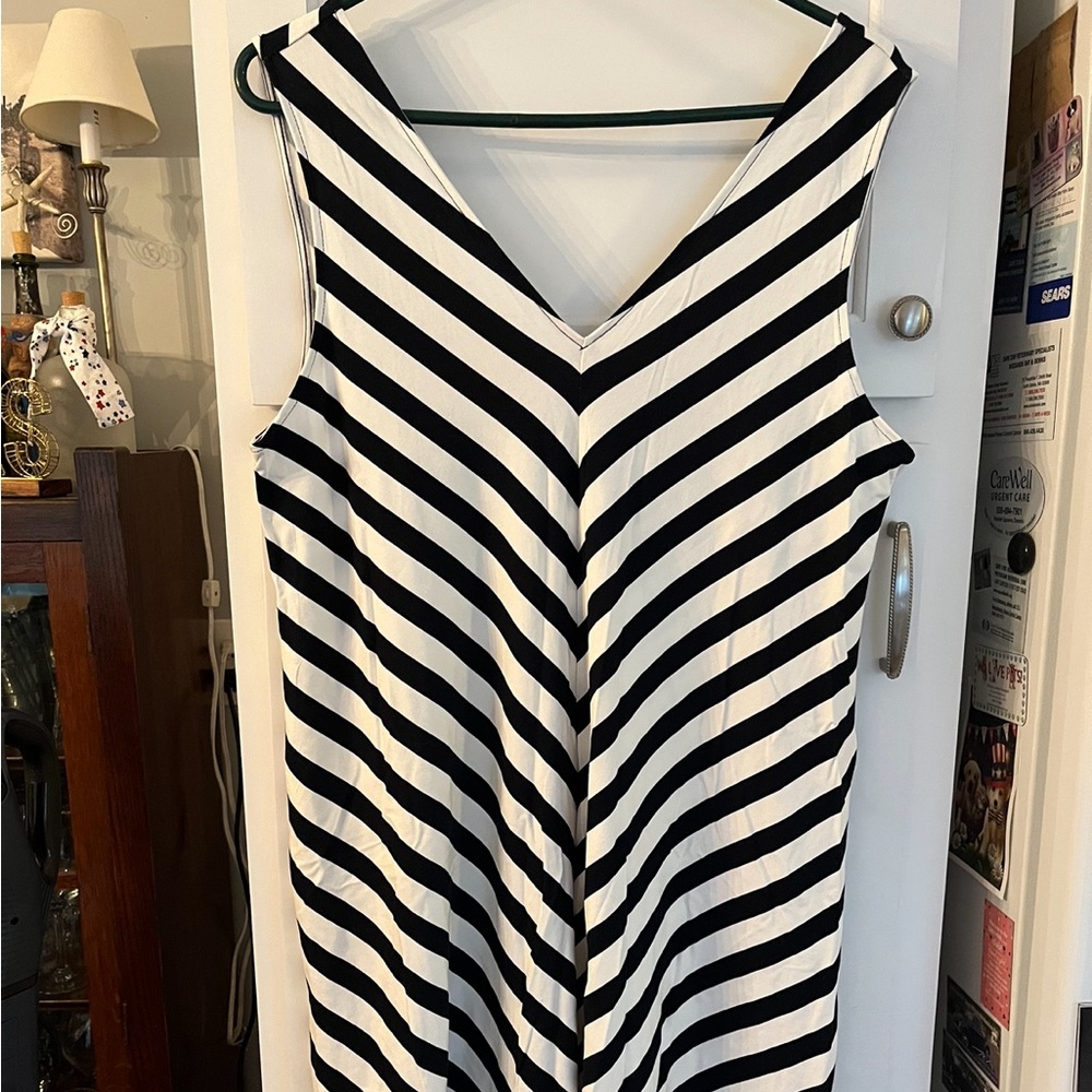 Petite Large black and white dress from the loft